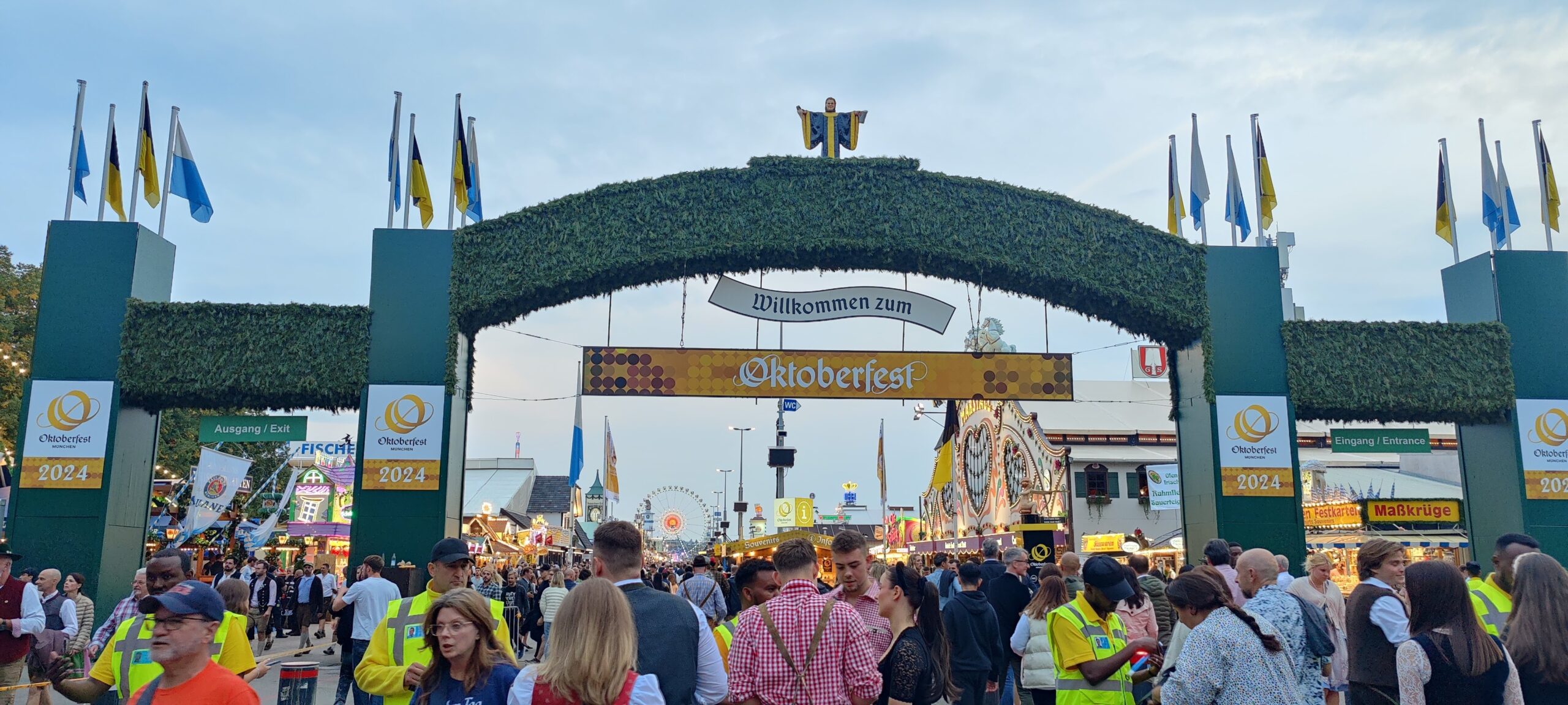 Willkommen zum Oktoberfest - the iconic main entrance arch at dusk
